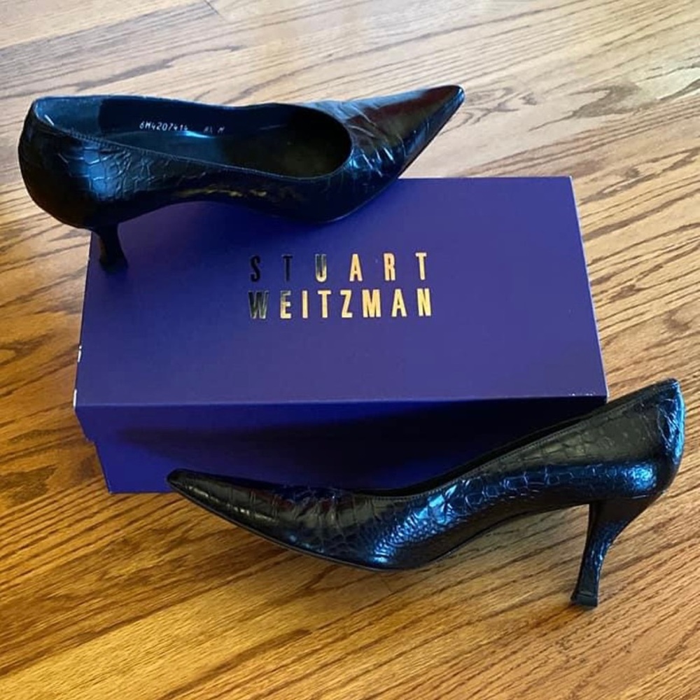 Stuart Weitzman ladies black reptile skin pointed toe, 2+ inch heel, size 8.5M